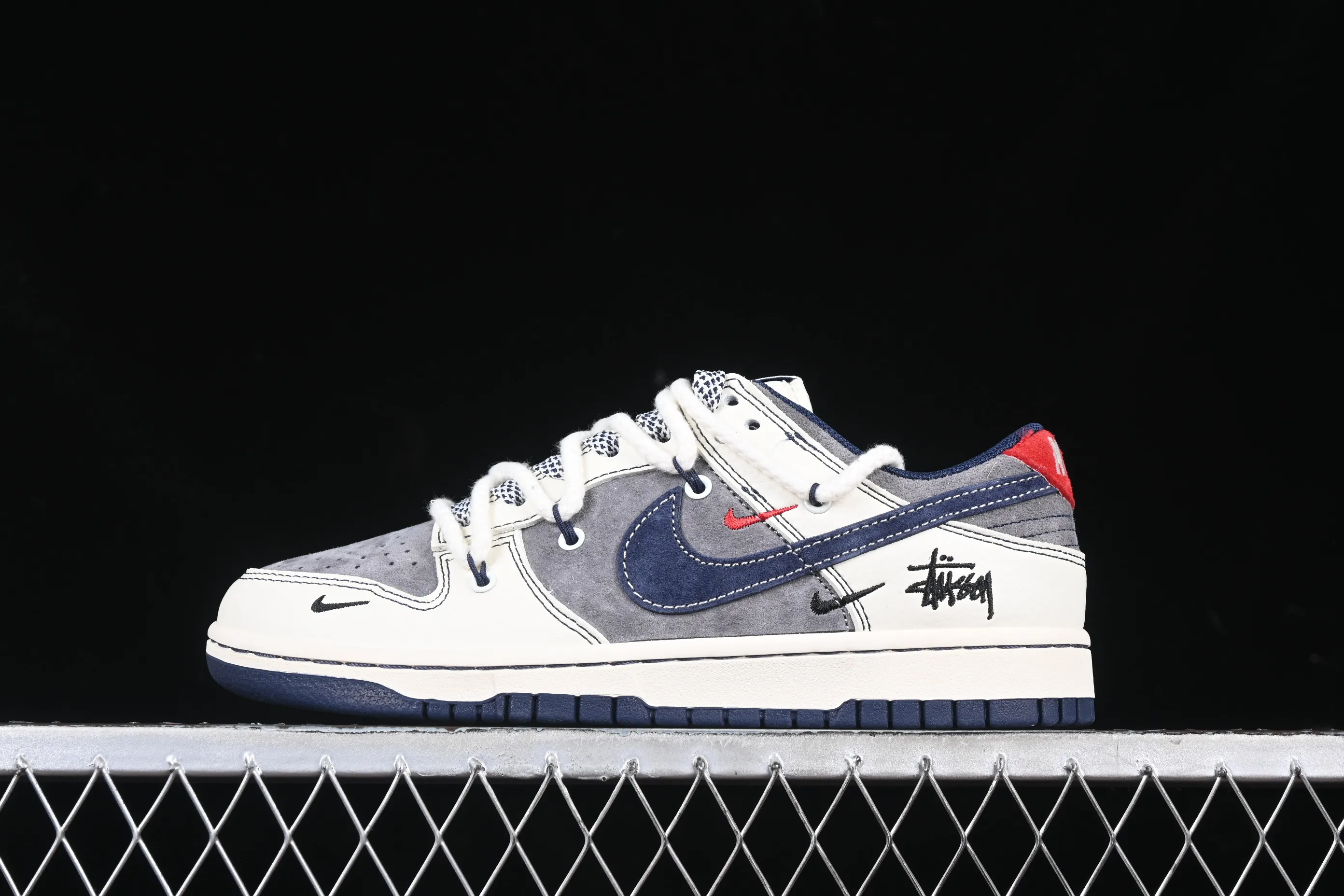 All categories Nk SB Dunk Series Nk SB Dunk Low High-end customized low-top sneakers Nk SB Dunk Low Stusi co-branded straps beige gray navy blue hook Anniversary high-end custom low-top casual sneakers YX5066-236